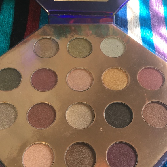 New! Daisy Fuentes Shimmer Eyeshadow 16 Palette - Picture 7 of 8